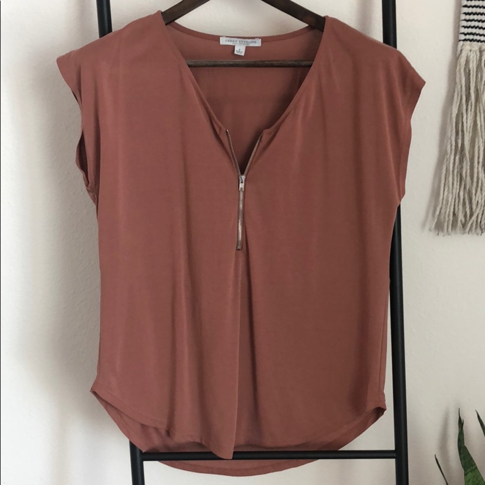 Small top with zipper